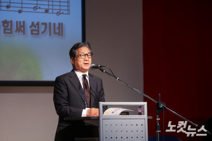 호남신앙동지회 수석부회장 이종학 목사가 예배를 인도하고 있다. 최화랑 기자