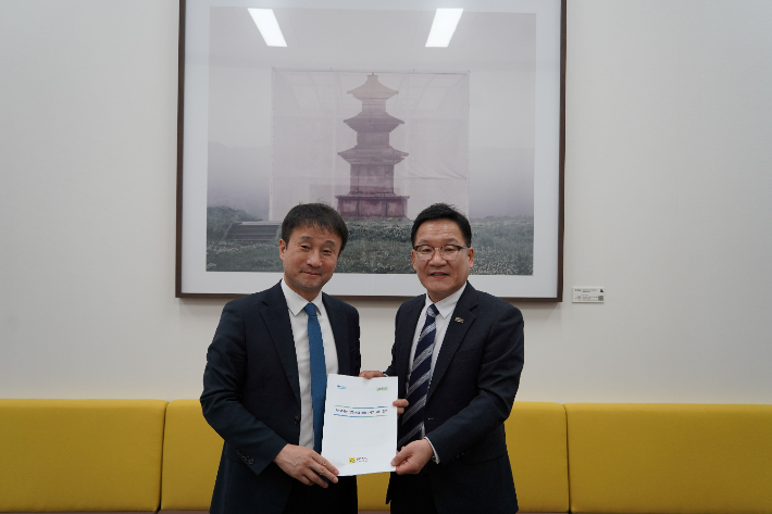 20일 강위원 전남도 경제부지사가 국회를 찾아 더불어민주당 한병도 원내대표를 면담하고 전남·광주 통합특별시 출범 준비 상황을 설명하고, 행정통합에 드는 500억 원 규모 예산의 추경 반영을 요청했다. 전라남도 제공