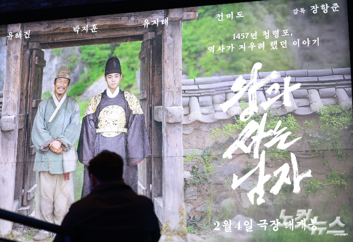 서울 용산구의 한 영화관에서 관람객들이 상영관으로 향하고 있다. 류영주 기자