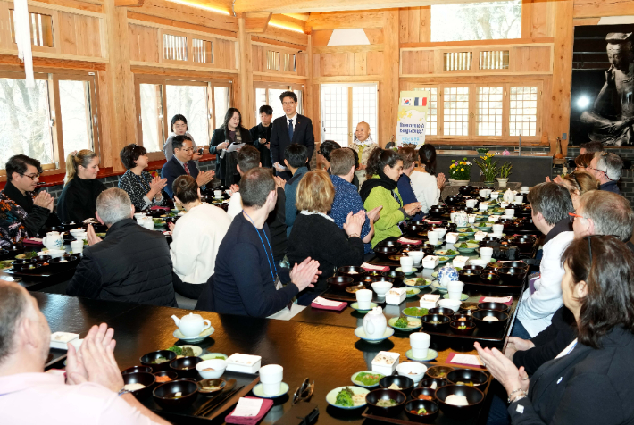 전라남도는 프랑스 명장 요리사 협회(MCF) 11개국 200명이 전남을 방문해 남도 음식문화와 식재료를 체험하는 초청 홍보 여행인 팸투어를 17일부터 20일까지 성황리에 진행했다. 전라남도 제공