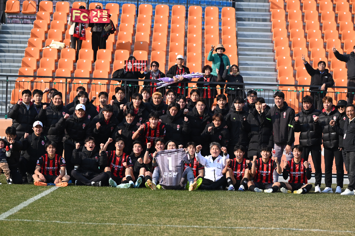 20일 시즌 첫 승을 거둔 FC강릉 선수단. FC강릉 제공