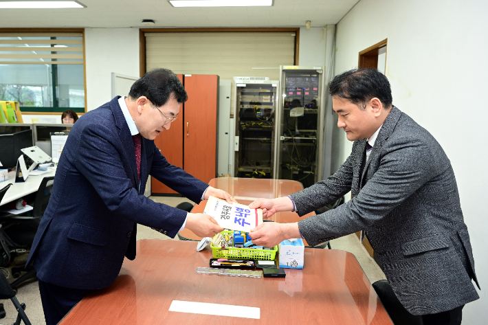 주낙영 국민의힘 경주시장 예비후보가 지난 17일 경주선관위에 후보 등록을 하고 있다. 주낙영 후보 제공