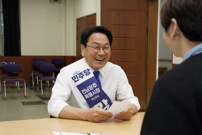 강기정 광주시장이 전남광주통합특별시장 선거 출마를 위해 20일 오후 광주시 선거관리위원회를 찾아 예비후보 등록을 하고 있다. 강기정 예비후보 측 제공