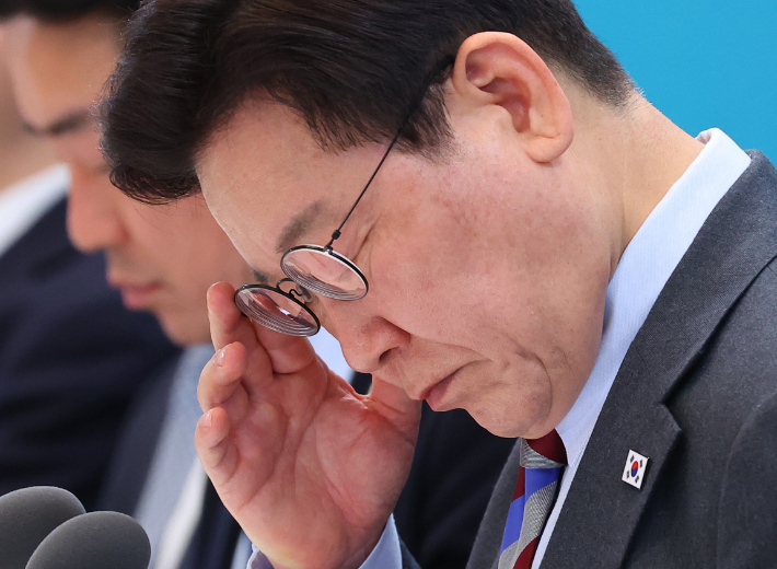 이재명 대통령이 20일 청와대 영빈관에서 열린 중소기업인과의 대화에서 참석자 발언을 듣으며 자료를 살펴보고 있다. 연합뉴스