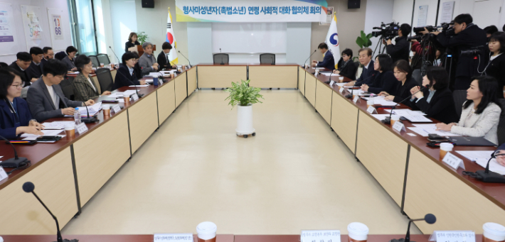 원민경 성평등가족부 장관이 20일 서울 종로구 정부서울청사에서 열린 형사미성년자(촉법소년) 연령 사회적 대화협의체 2차 전체회의에서 발언하고 있다. 연합뉴스