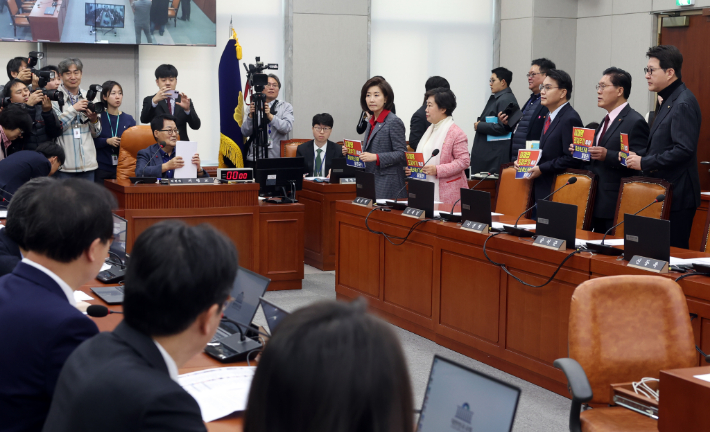  20일 국회에서 열린 '윤석열 정권 정치검찰 조작 기소 의혹 사건 진상규명 국정조사' 특별위원회(국조특위) 첫 회의에서 국민의힘 나경원 의원 등이 "조작기소가 아니라 이재명 대통령 죄지우기 특위"라며 항의하고 있다. 연합뉴스