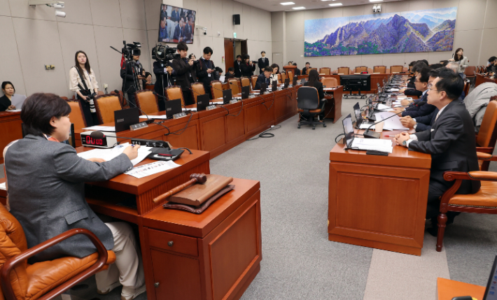 20일 국회에서 열린 '윤석열 정권 정치검찰 조작 기소 의혹 사건 진상규명 국정조사' 특별위원회(국조특위) 첫 회의가 국민의힘 의원들이 "조작기소가 아니라 이재명 대통령 죄지우기 특위"라고 반발해 퇴장한 가운데 열리고 있다. 연합뉴스