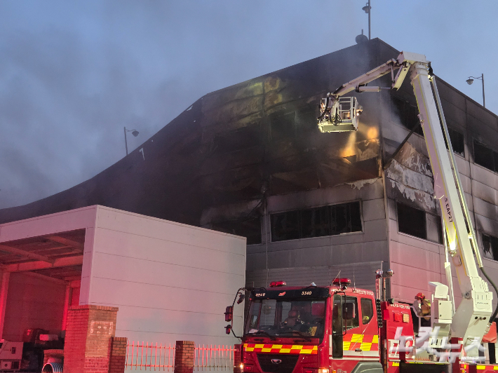 화재 진화 모습. 박우경 기자