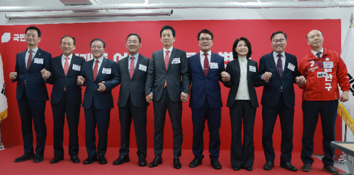 국민의힘 대구시장 후보 면접 참석한 예비후보들     (서울=연합뉴스) 신현우 기자 = 6·3 지방선거 대구시장에 도전하는 국민의힘 예비후보들이 10일 서울 영등포구 여의도 국민의힘 중앙당사에서 열린 광역단체장 후보 면접에 참석하며 기념 촬영하고 있다.     왼쪽부터 국민의힘 최은석·추경호·윤재옥 의원, 주호영 국회부의장, 유영하 의원, 이재만 전 대구 동구청장, 이진숙 전 방송통신위원장, 홍석준 전 의원, 김한구 전 달성군 새마을협의회 감사. 2026.3.10     nowwego@yna.co.kr (끝)   <저작권자(c) 연합뉴스, 무단 전재-재배포, AI 학습 및 활용 금지> 연합뉴스