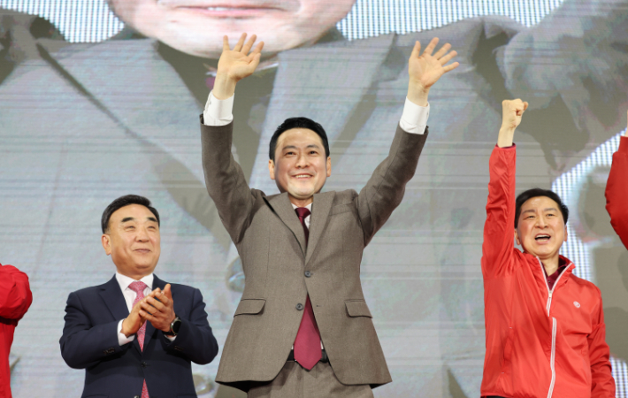 당원들에게 인사하는 장동혁 대표     (울산=연합뉴스) 김용태 기자 = 국민의힘 장동혁 대표가 20일 울산시 남구 종하이노베이션센터에서 울산시당 주최로 열린 지방선거 출마예정자 정견 발표회에 참석해 당원들에게 손을 흔들며 인사하고 있다. 2026.3.20     yongtae@yna.co.kr (끝)   <저작권자(c) 연합뉴스, 무단 전재-재배포, AI 학습 및 활용 금지> 연합뉴스