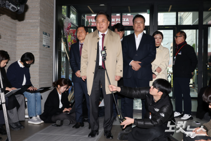 국민의힘 지방선거 공천관리위원회(공관위)로부터 컷오프(공천 배제) 통보를 받은 김영환 충북도지사가 17일 서울 여의도 중앙당사를 항의 방문하며 입장을 밝히고 있다. 윤창원 기자