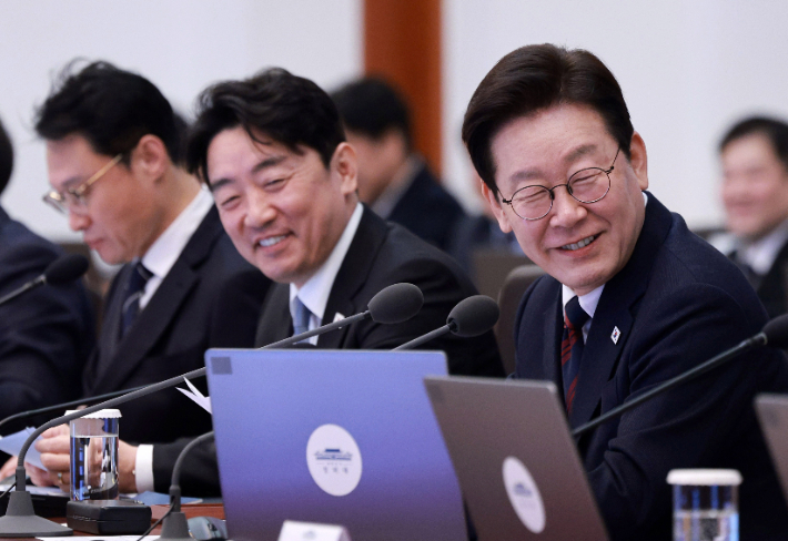 강훈식 비서실장 격려한 이재명 대통령     (서울=연합뉴스) 한상균 기자 = 이재명 대통령이 19일 청와대에서 열린 수석보좌관회의에서 아랍에미리트(UAE) 특사 방문을 마친 강훈식 비서실장에게 격려 발언을 한 뒤 웃고 있다. 2026.3.19 [청와대통신사진기자단]     xyz@yna.co.kr (끝)   <저작권자(c) 연합뉴스, 무단 전재-재배포, AI 학습 및 활용 금지> 연합뉴스