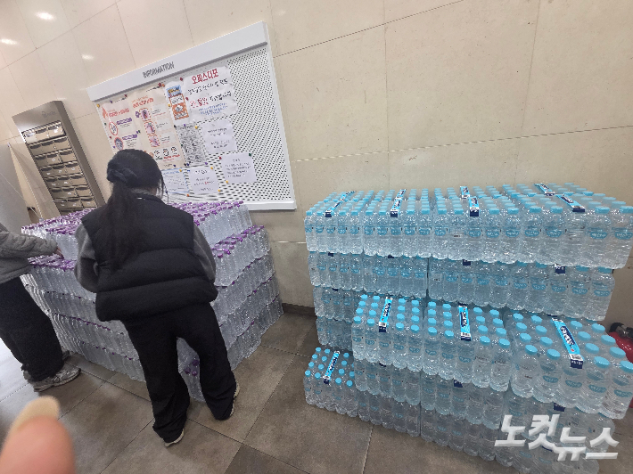 생수와 이온 음료에서부터 핫팩에 이르기까지 다양한 물건을 준비하느라 직원들은 바쁘게 움직였다. 곽인숙 기자 