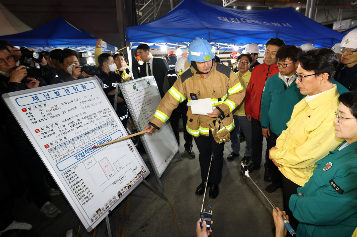 김민석 국무총리가 20일 대전에서 발생한 자동차부품 제조공장 화재 현장을 찾아 남득우 대덕소방서장으로부터 현장 브리핑을 받았다. 대전 문평동 화재 공동취재단