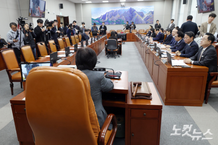 20일 서울 여의도 국회에서 열린 윤석열 정권 정치검찰 조작기소 의혹 사건 진상규명 국정조사특별위원회 제1차 전체회의에 국민의힘 의원들이 '일방적 국조특위 구성'에 대해 항의하고 퇴장하며 빈자리가 보이고 있다. 윤창원 기자