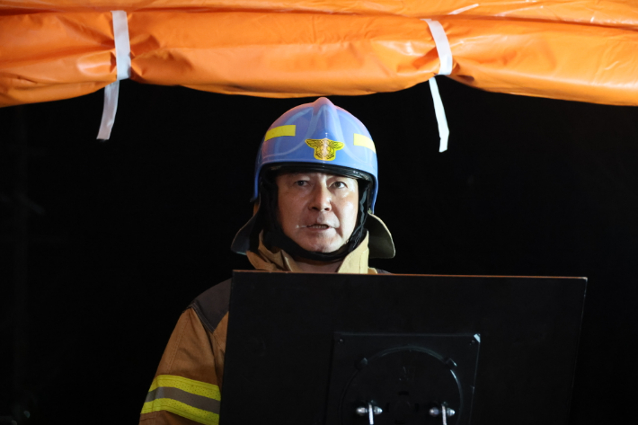 지난 20일 불이 난 대전 대덕구 자동차부품 제조 공장인 안전공업 앞에서 남득우 대전대덕소방서장이 21일 0시께 5차 소방 브리핑을 진행하고 있다. 연합뉴스