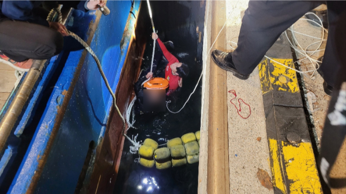 20일 오후 9시 15분쯤 부산 감천항에서 바다에 빠진 60대 선원이 해경에 구조됐다. 부산해양경찰서 제공