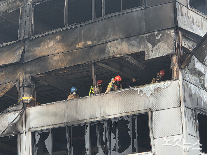 수색하는 소방대원. 박우경 기자