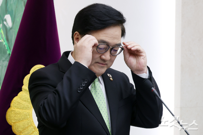 우원식 국회의장이 서울 여의도 국회에서 개헌 관련 긴급 기자회견에서 안경을 만지고 있다. 윤창원 기자