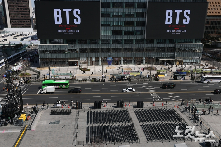 방탄소년단 컴백 라이브 공연이 열리는 서울 광화문 광장 주변 모습. 사진은 지난 19일 모습이다. 류영주 기자 