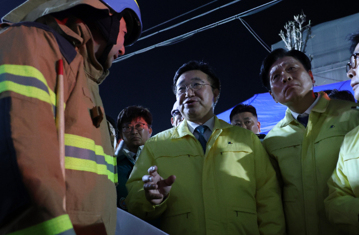 윤호중 행정안전부 장관이 20일 오후 불이 난 대전 대덕구 문평동 한 자동차부품 제조 공장을 찾아 소방 관계자의 설명을 듣고 있다. 연합뉴스