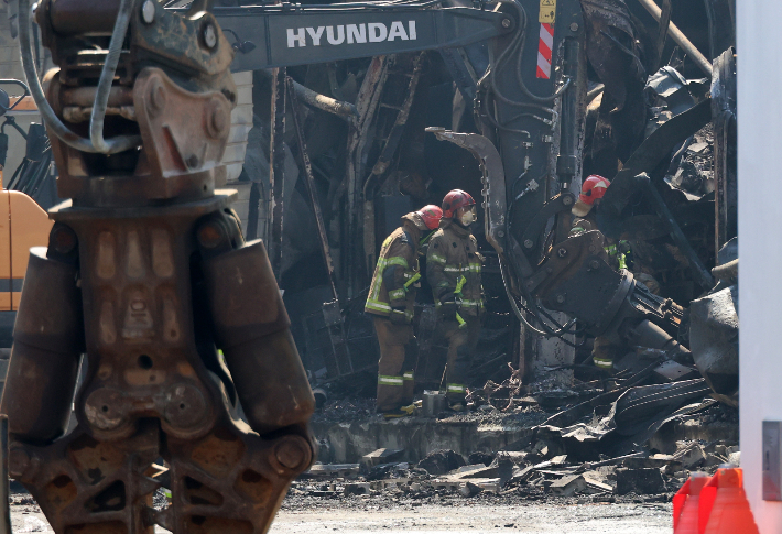 소방 관계자들이 21일 오전 대형 화재가 발생한 대전 대덕구 안전공업으로 진입하고 있다. 연합뉴스