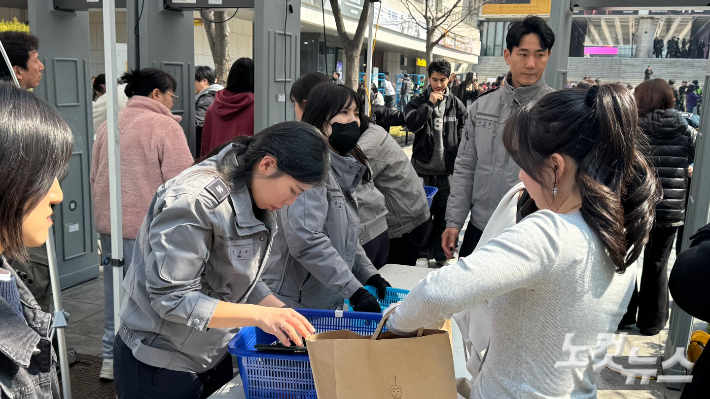21일 오전 서울 종로구 광화문 일대 방탄소년단(BTS)의 컴백 공연 'BTS 컴백 라이브: 아리랑' 입장을 위한 금속탐지기 게이트 앞에서 경찰이 소지품 검색을 하고 있다. 김수진 기자