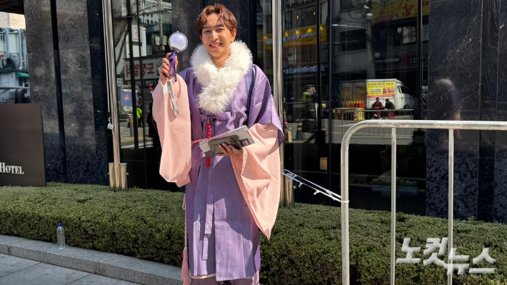 21일 오전 서울 종로구 광화문 일대 방탄소년단(BTS)의 컴백 공연 'BTS 컴백 라이브: 아리랑'를 위해 직접 준비한 의상을 입은 미얀마 국적인 호안비엔(33)씨. 김수진 기자