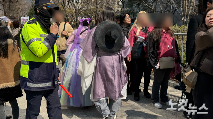 21일 오전 서울 종로구 광화문 일대 방탄소년단(BTS)의 컴백 공연 'BTS 컴백 라이브: 아리랑'을 맞이해 보랏빛 옷을 입은 시민들. 김수진 기자