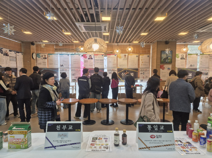 대전 도안교회(양형주 목사)가 지난 15일 지역주민들과 교인들을 초청해 제1회 이단예방주간 '브이위크' 행사를 가져 큰 호응을 얻었다. 사진 대전 도안교회