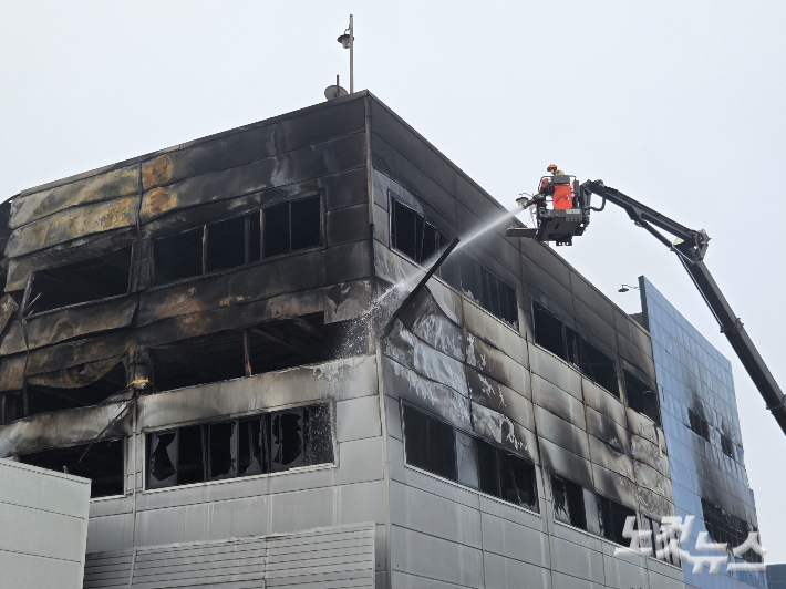 잔불 진화중인 소방대원. 박우경 기자