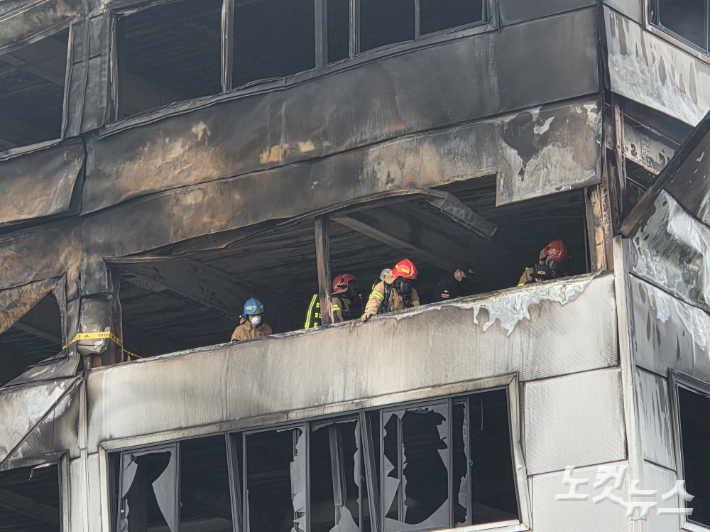 수색하는 소방대원. 박우경 기자
