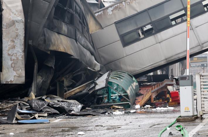 21일 오전 대형 화재가 발생한 대전 대덕구 안전공업의 외관 모습. 연합뉴스