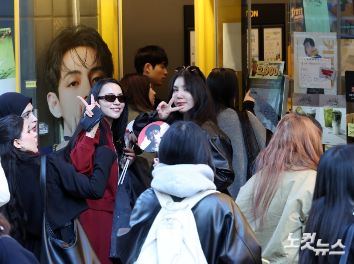 BTS뷔 모델 카페 인산인해