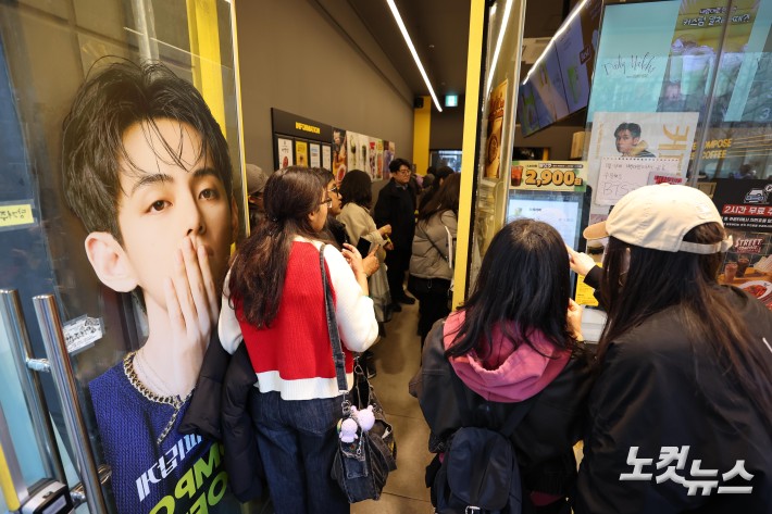 아미 발길 북적이는 커피 매장