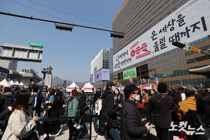 방탄소년단 컴백, 북적이는 광화문광장