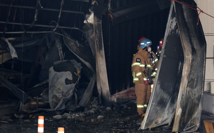 소방 관계자들이 21일 오전 대형 화재가 발생한 대전 대덕구 안전공업에서 실종자를 찾기 위한 수색작업을 하고 있다. 연합뉴스