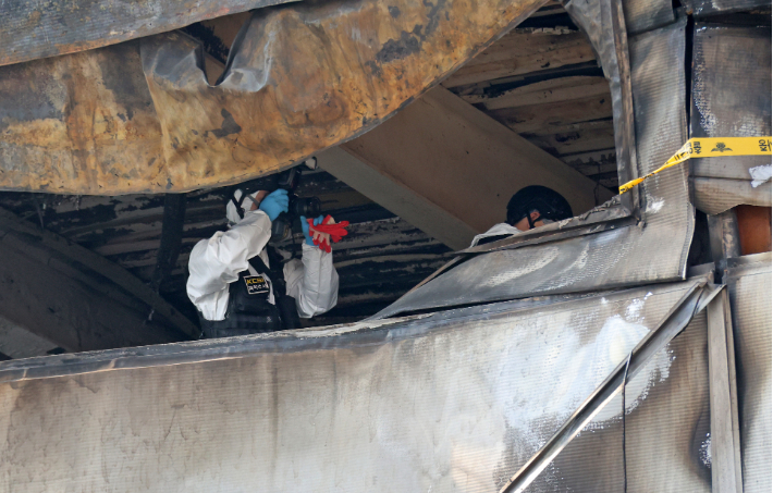 경찰과 소방 당국이 21일 오전 대형 화재가 발생한 대전 대덕구 안전공업 내부에서 인명 수색작업과 화재 조사를 하고 있다. 연합뉴스
