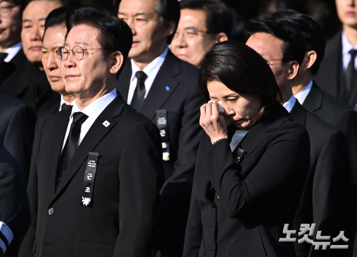 김혜경 여사(오른쪽)가 31일 오전 서울 여의도 국회의원회관에서 열린 고(故) 이해찬 전 국무총리의 영결식 참석해 눈물을 흘리고 있다. 황진환 기자