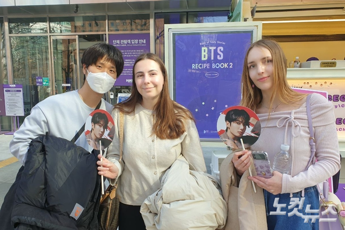 셀리아씨는 한국인 남편, 프랑스 출신 친구 일로나씨와 같이 방탄소년단 공연을 보러 왔다. 김수정 기자 