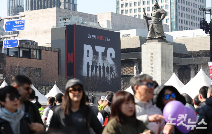 BTS(방탄소년단) 컴백 공연일인 21일 서울 종로구 광화문 광장이 인파로 북적이고 있다. 황진환 기자