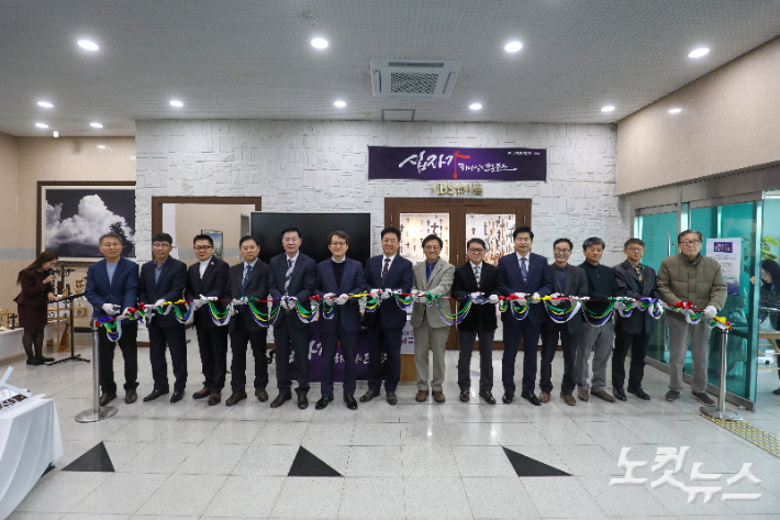 전북CBS 사순절 특별전 '십자가, 하나님의 프로포즈' 개막을 알리는 테이프 컷팅이 진행되고 있다. 최화랑 기자