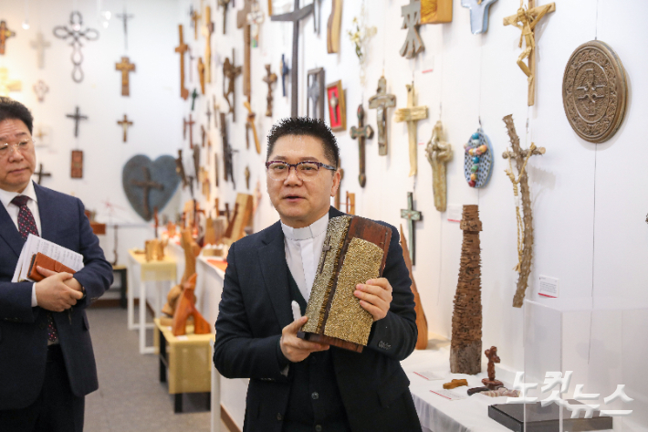 효자동교회 진영훈 목사가 전북CBS 사순절 특별전 '십자가, 하나님의 프로포즈' 전시 작품을 설명하고 있다. 최화랑 기자
