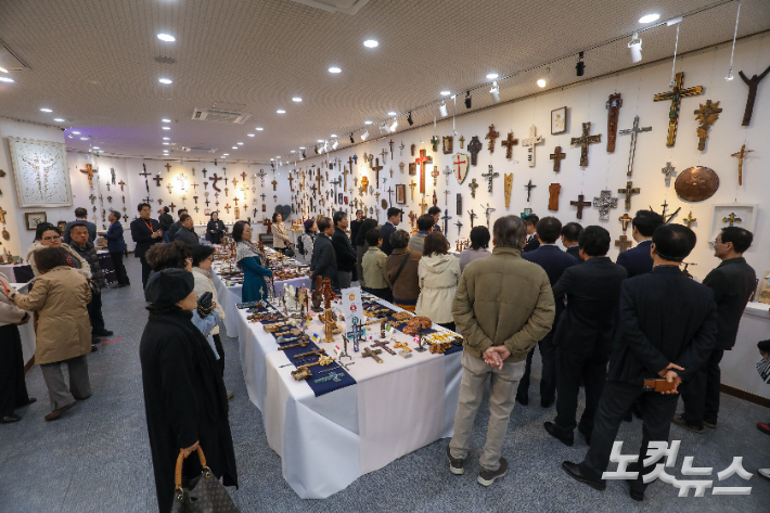 전북CBS 1층 전시실에서 열린 사순절 특별전 '십자가, 하나님의 프로포즈' 현장. 최화랑 기자