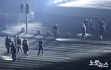 목발 사용해 이동하는 RM