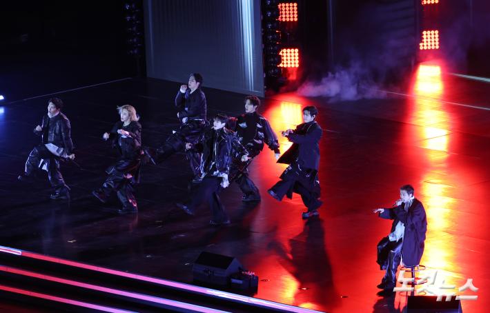 의자에 앉은채 무대 이어가는 RM