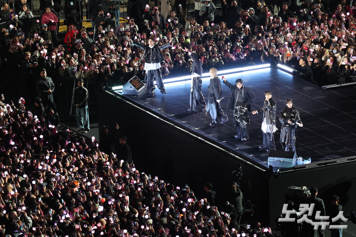 방탄소년단(BTS)이 21일 서울 광화문광장에서 컴백 기념 공연인 'BTS 컴백 라이브: 아리랑'을 펼치고 있다. 사진공동취재단