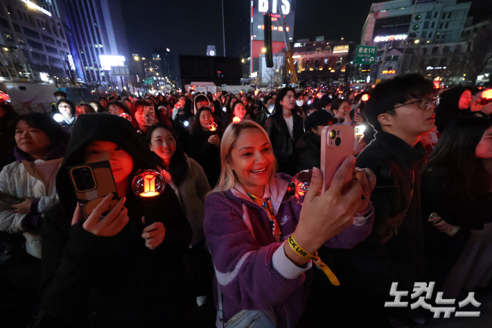 21일 오후 서울 광화문 광장에서 팬들이 방탄소년단(BTS) 정규 5집 '아리랑(ARIRANG)' 앨범 발매를 기념해 열린 컴백 공연을 즐기고 있다. 방탄소년단은 오후 8시부터 약 1시간에 걸쳐 신곡과 히트곡 무대를 선사한다. 황진환 기자