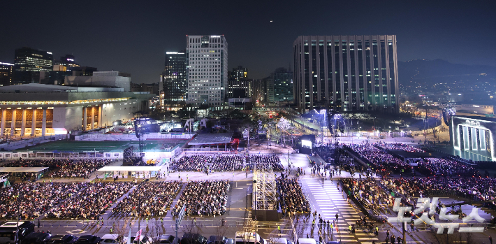 방탄소년단(BTS)이 21일 오후 서울 광화문 광장에서 정규 5집 '아리랑(ARIRANG)' 앨범 발매를 기념해 컴백 무대를 앞둔 가운데 팬들이 공연을 기다리고 있다. 방탄소년단은 오후 8시부터 약 1시간에 걸쳐 신곡과 히트곡 무대를 선사한다. 사진공동취재단