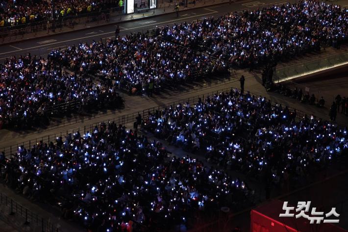 BTS 컴백 라이브: 아리랑 기다리는 팬들